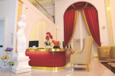 Réception luxueuse à Asia Cosmetic Hospital avec décor élégant et ambiance accueillante