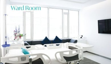 Modern ward room at Wansiri Hospital with hospital bed, sofa, and bright interior