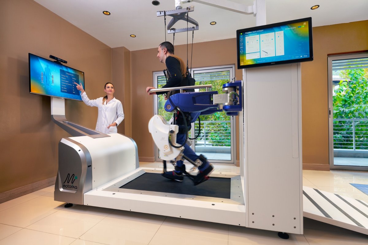 Sesión de fisioterapia robótica en Nobel Medical, Physical Therapy & Rehabilitation Center