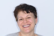 Resultado de implante dental en Unident Clinic: sonrisa mejorada y dientes restaurados