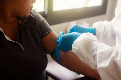 Плазмаферез в INNOVA CLINIC PUNTA CANA, підготовка руки пацієнта до процедури