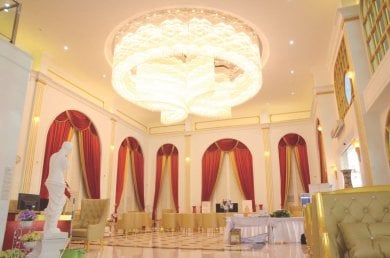 Роскошный интерьер лобби Asia Cosmetic Hospital с большой люстрой и элегантным декором