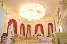 Роскошный интерьер лобби Asia Cosmetic Hospital с большой люстрой и элегантным декором