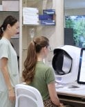 Analyse de la peau avant infusion de vitamines au Plenary Wellness Center, évaluation du visage