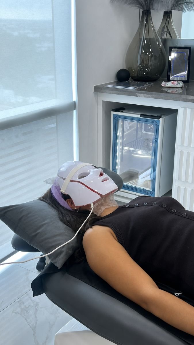 Rejuvenecimiento facial con máscara LED en Quantum Biohack Regenerative Medicine Clinic