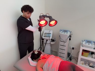 Сеанс физиотерапии с красным светом в клинике Physio by Yağmur Bilokcuoğlu